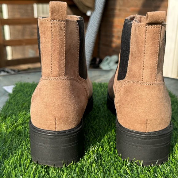 Old Navy Slip On Chelsea Boots - Picture 3 of 6